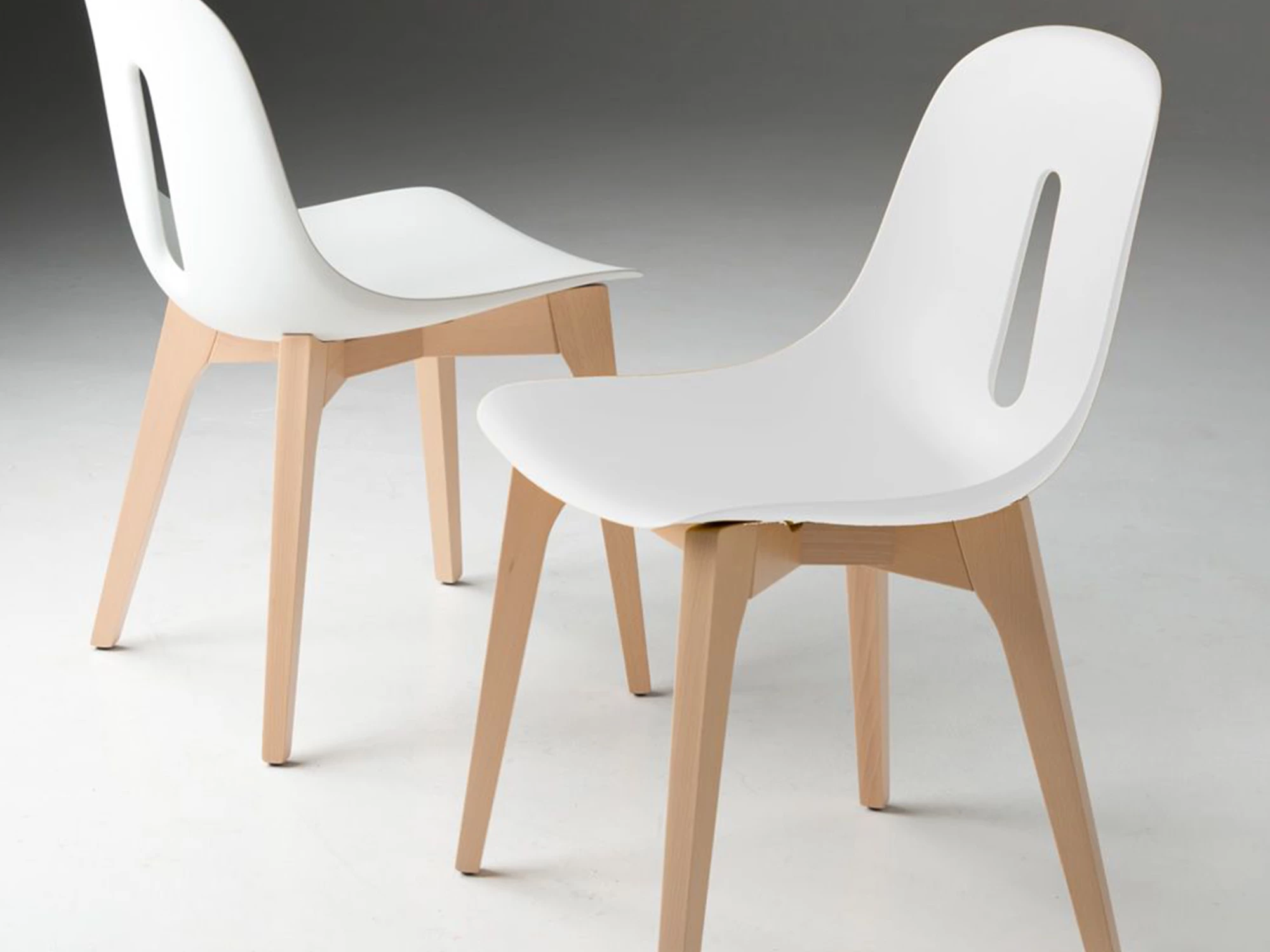 Chaise design GOTHAM-W, assise coque plastique couleur, piétement bois  vernis ou peint.